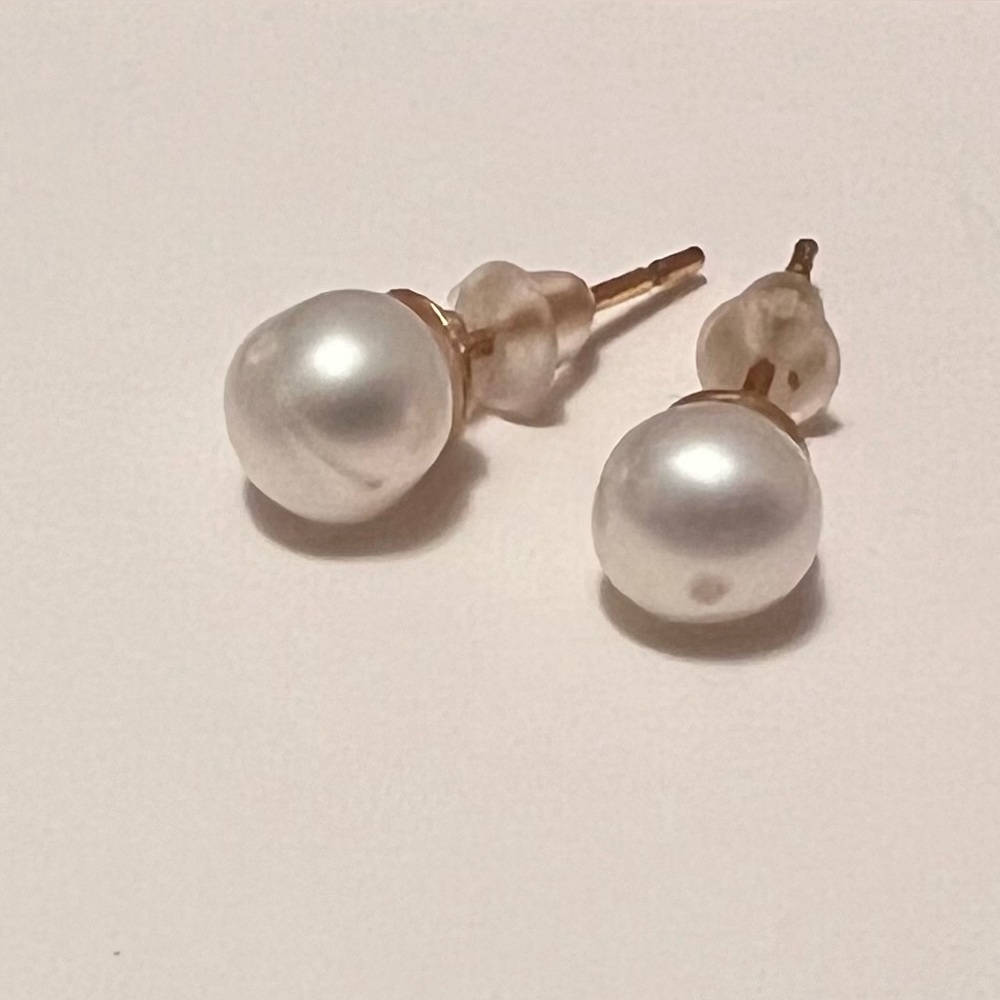 small pearl stud earrings